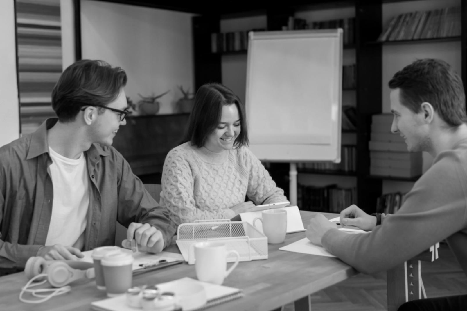 Equipo trabajando en estrategias financieras motivacionales