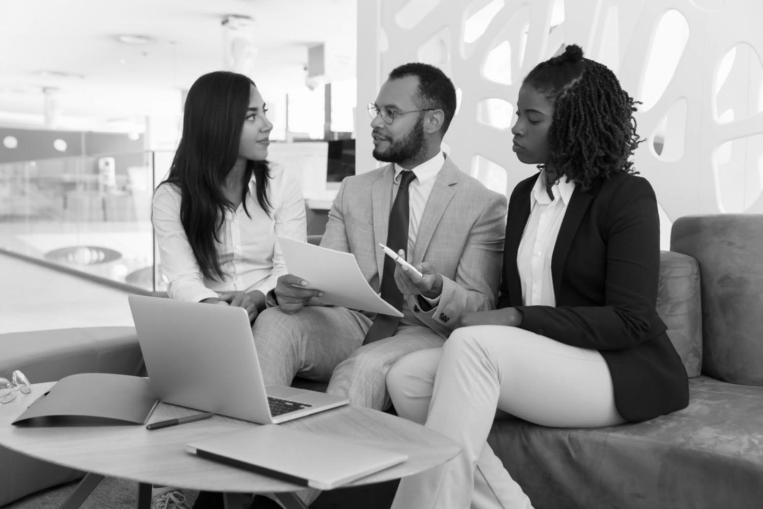 Equipo colaborativo de seralianthuvo trabajando en soluciones financieras